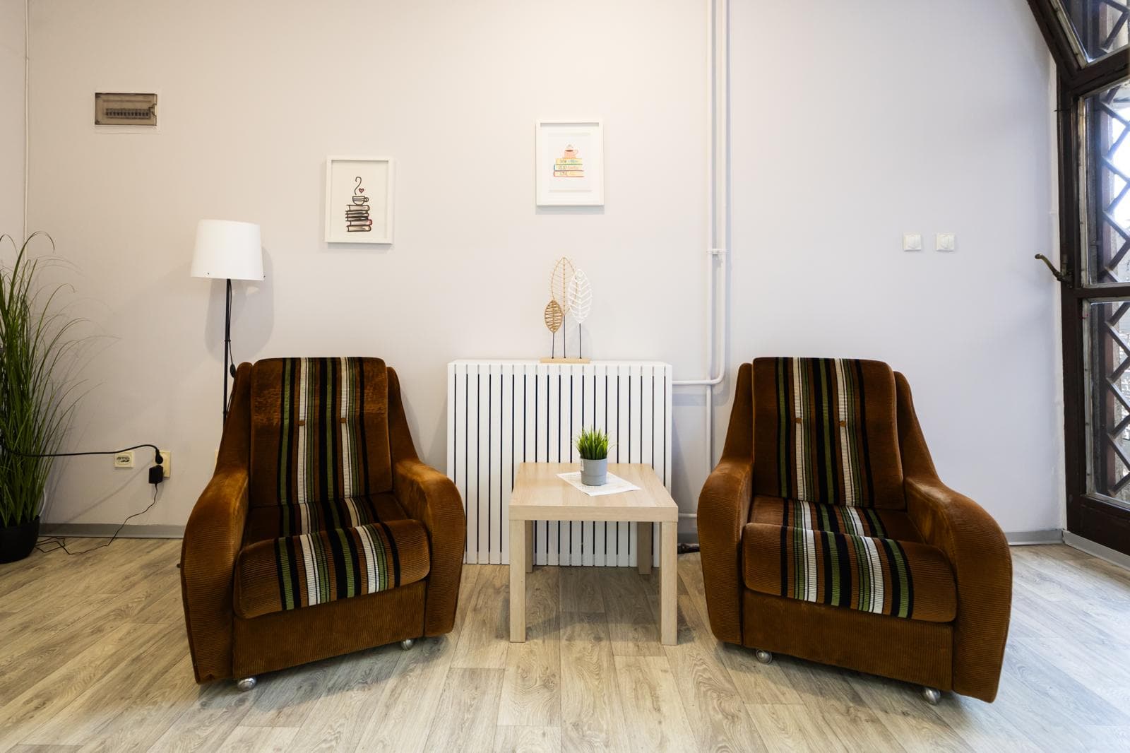 Fotelje pored prozora u Open Space Concept prostoru